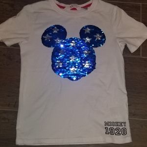 Mickey mouse changing shirt